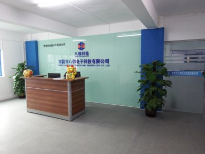 八部科技以智能設(shè)備解決員工緊缺難題-智能高速噴膠機(jī)